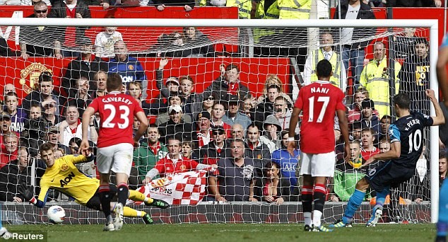 Robin Van Persie gỡ gạc thể diện cho Arsenal, tỷ số là 6-2 sau pha dứt điểm đẹp mắt bằng chân trái.